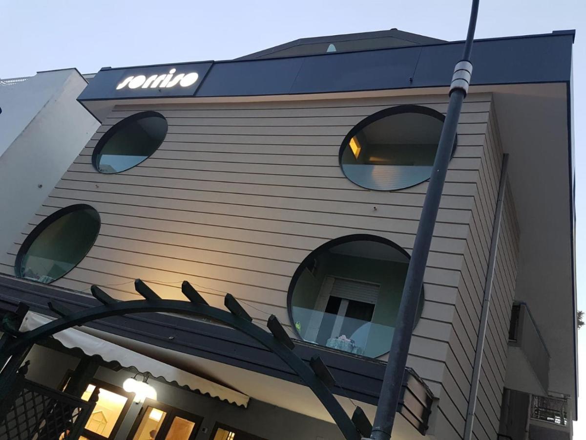 Hotel Sorriso - Molto Piu Di Una Stella Riccione Buitenkant foto